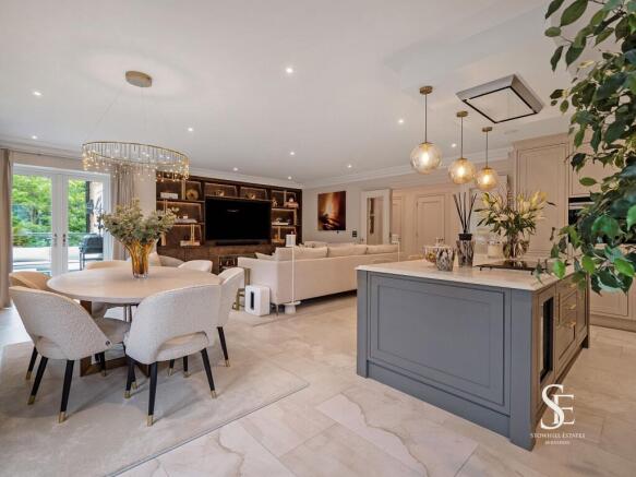Open-plan kitchen / dining / living area