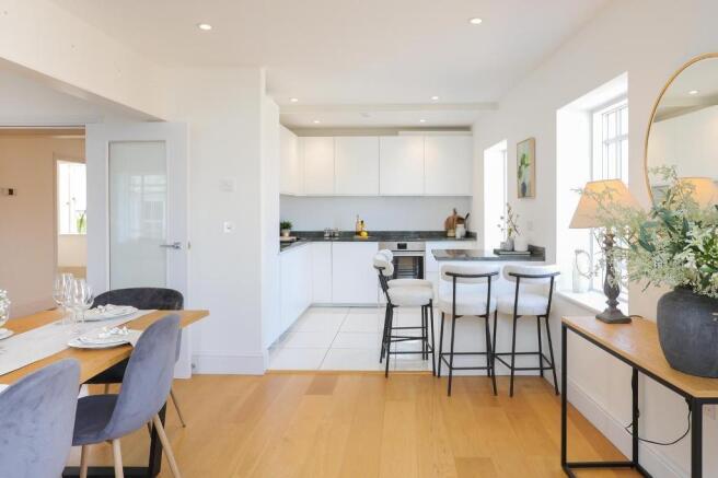 Fully fitted kitchen & breakfast bar