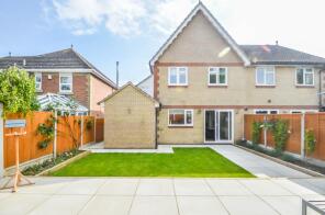 10, Wheatfields, Rochford SS4 2BT