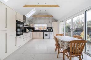 2, Manor Close, Devizes SN10 4RE