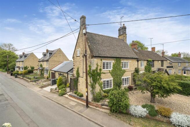 Ivy House, 10 Station Road, Helmdon (5).jpg
