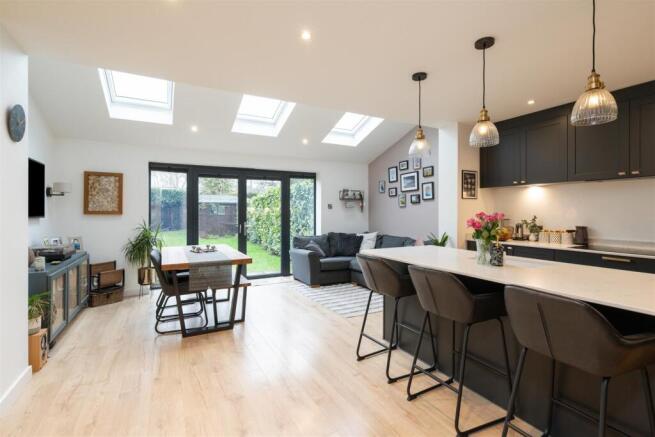 10 Kingswood Close_2.jpg