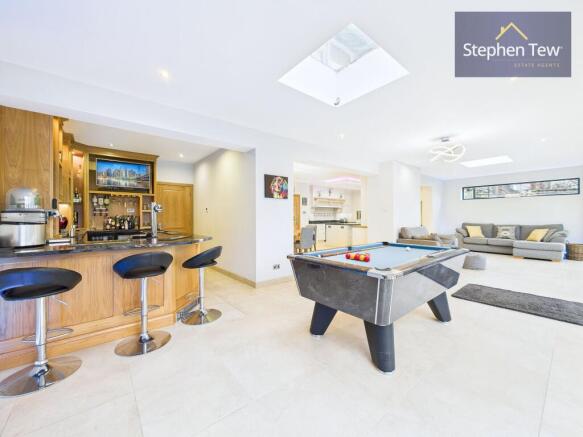 Bar/Pool Room