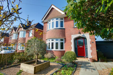 Guide Price £400,000 - £425,000! Sholing! No Chain! Stunning Garden!
