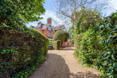 Old Avenue, Weybridge, KT13