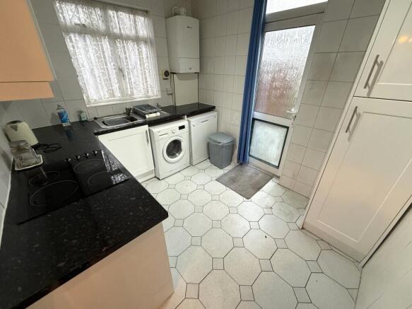 FITTED KITCHEN