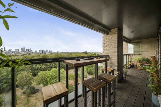Modern 8th Floor Apartment with London Skyline Vi