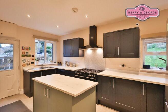 KITCHEN / BREAKFAST