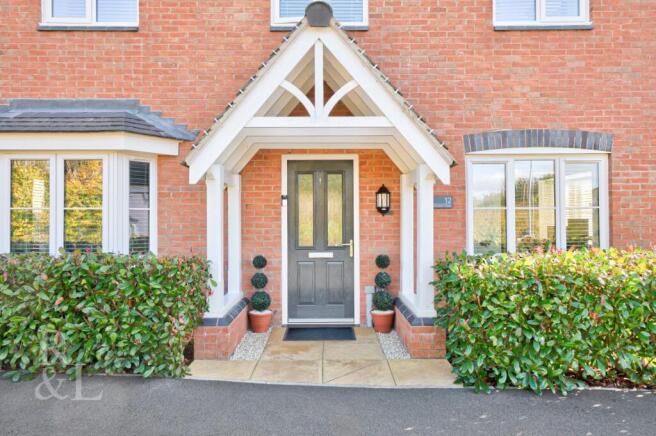 12 Dickinson Close (42).jpg