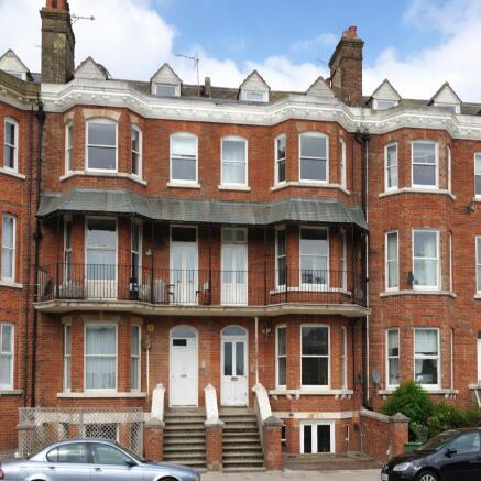 Basement flat with courtyard garden just 100M fro