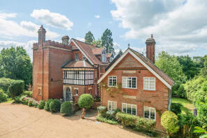 8, Woolmer Hill House, Hatchetts Drive, Haslemere GU27 1LX