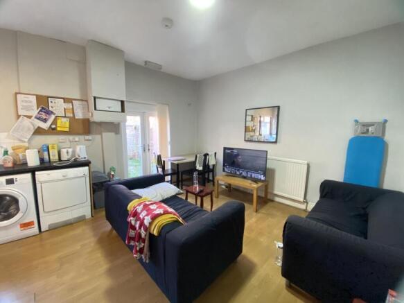 3os.lounge kitchen.JPG