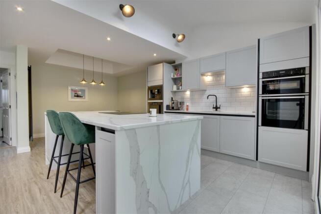 KITCHEN / DINER