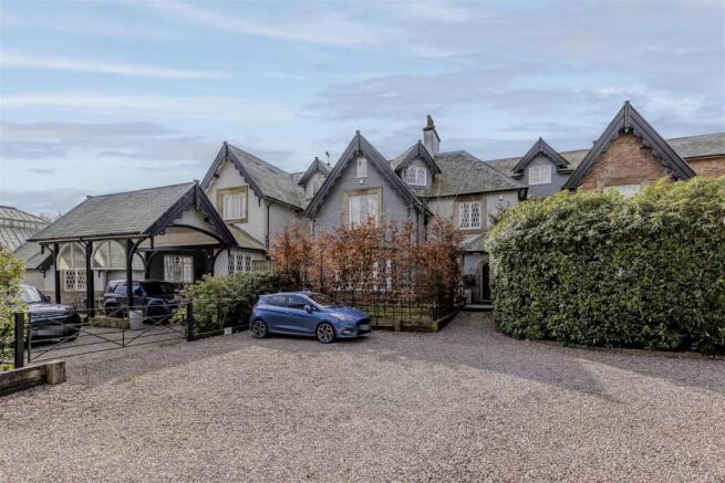 Lightoaks Estate