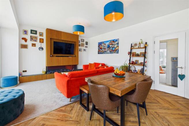 First Floor Flat, 12a Cliff Road Lounge