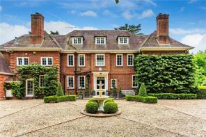 Runfold Manor, Hogs Back, Farnham GU10 1JX