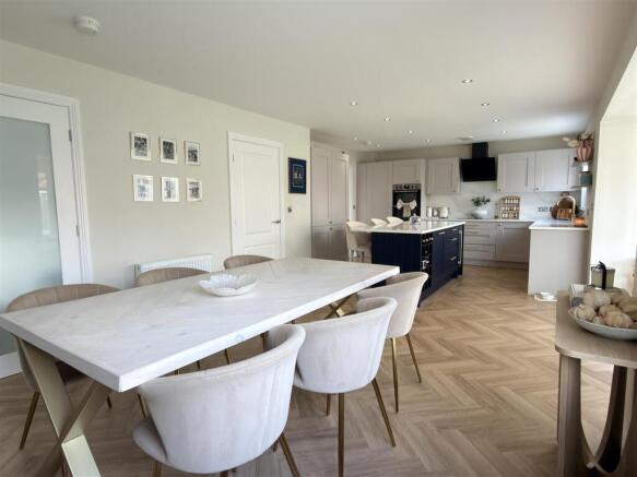 OPEN PLAN LIVING/DINING KITCHEN