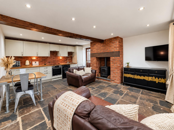 OPEN PLAN LIVING DINING FITTED KITCHEN: