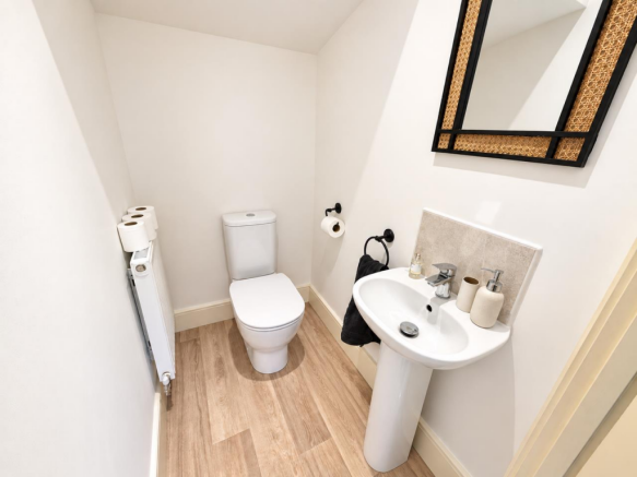 Guest's Cloakroom / Wc