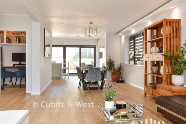 Lounge/ Dining Area