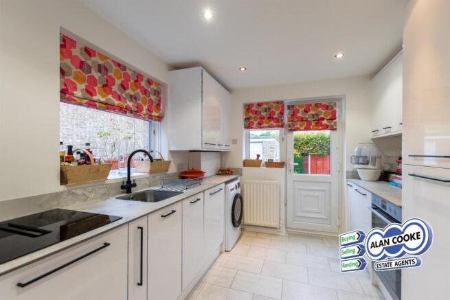 FITTED KITCHEN