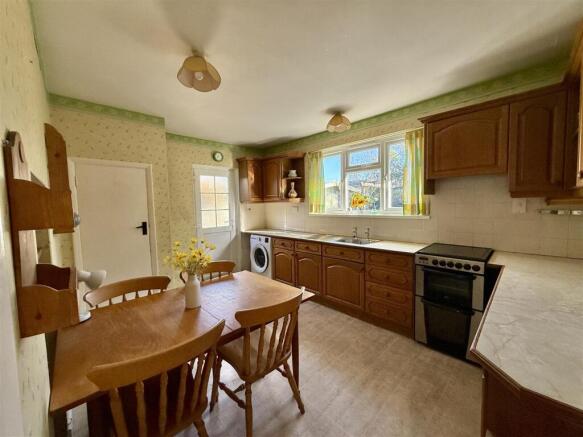 Kitchen/Breakfast Room: