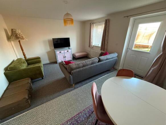 LOUNGE/DINING ROOM