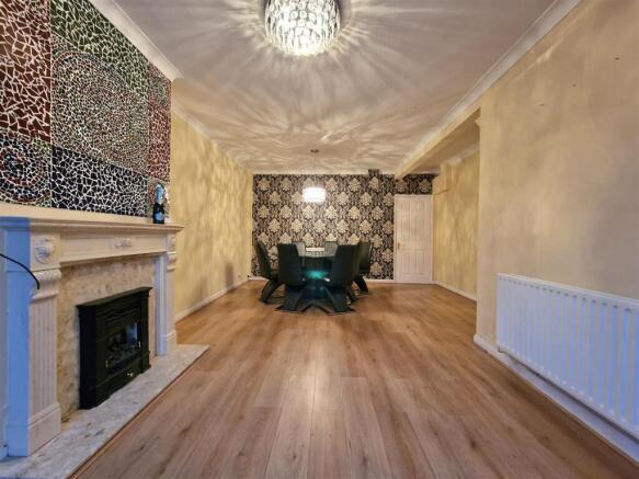 Lounge/Dining Area