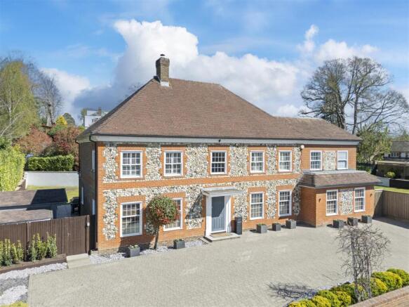 Westmoreland Ruxley Crescent Claygate KT10-01.jpg