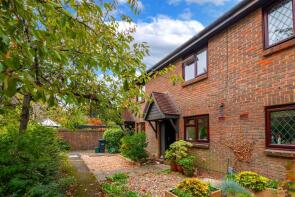 2, Hayfields, Horley RH6 9UJ