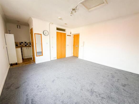 LOUNGE/BEDROOM