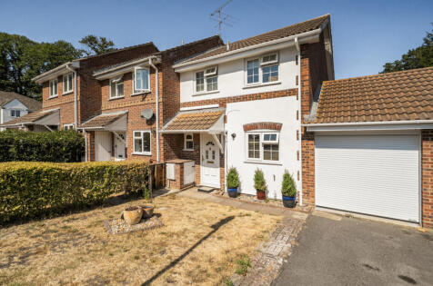 Hawkesworth Drive, Bagshot, Surrey, GU19