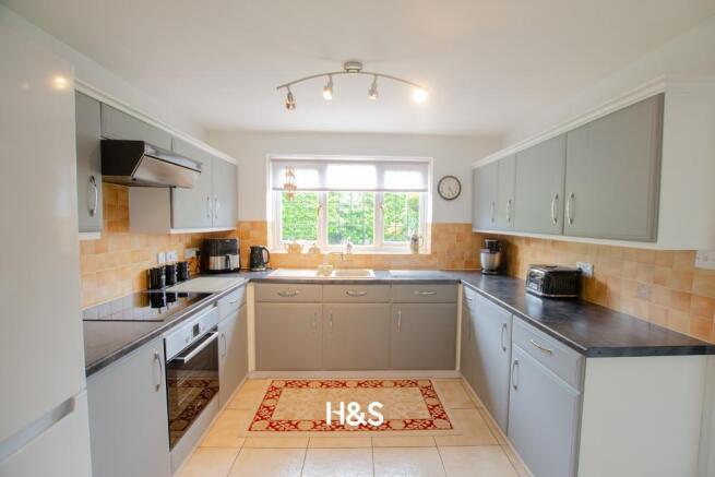 11 Hillwood - KItchen 3.jpg