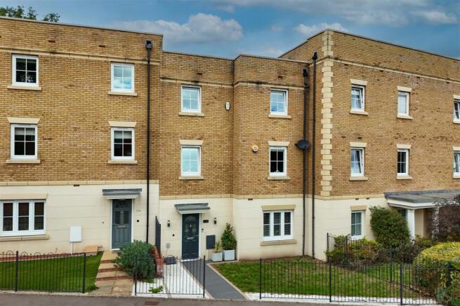 212 Dickens Heath Road 2.jpg