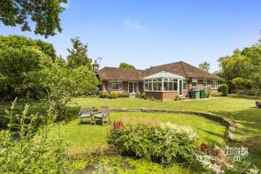 Amberglade, Brighton Road, Horsham RH13 8HD