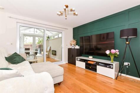 Alisander Close, Holborough Lakes, Snodland, Kent