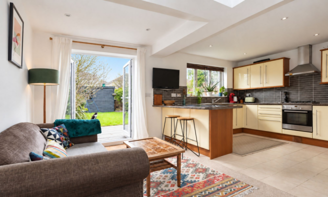 Kitchen/Dining/Lounge area