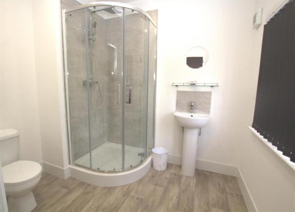 Room 4 Bathroom.jpg
