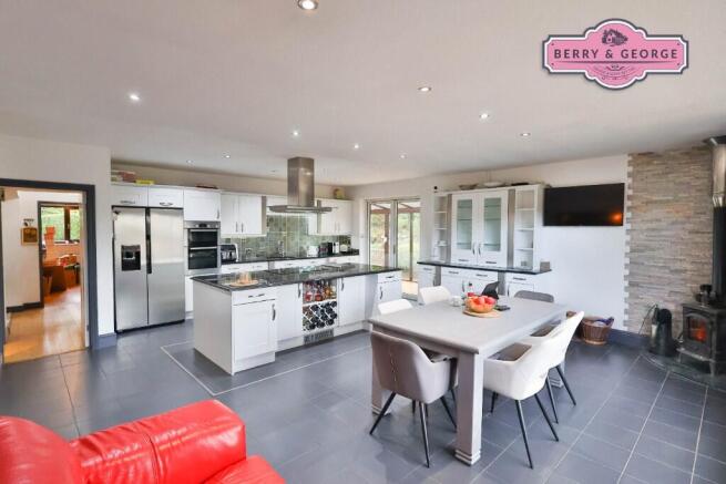 KITCHEN / DINER