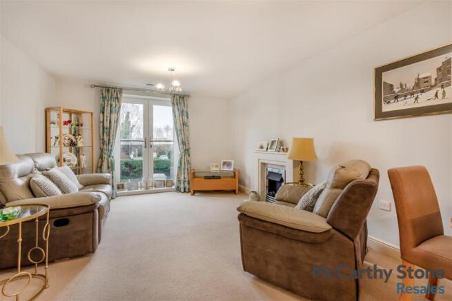 8677160-interior01.jpg