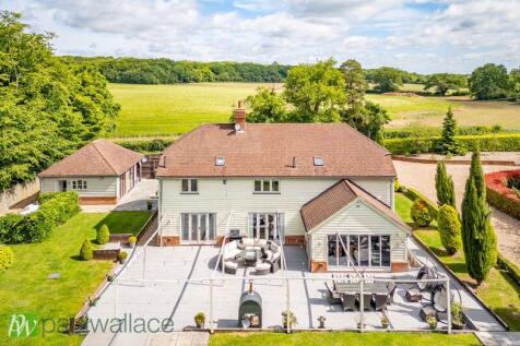 Goose Green | Substantial Gated Family Home on 0.7 Acres