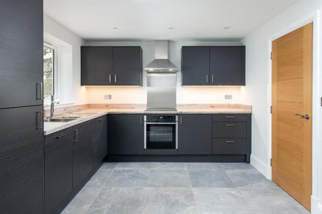 PLOT 7 - 3. Kitchen_3.jpg