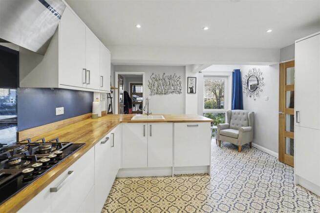 Kitchen e.JPG