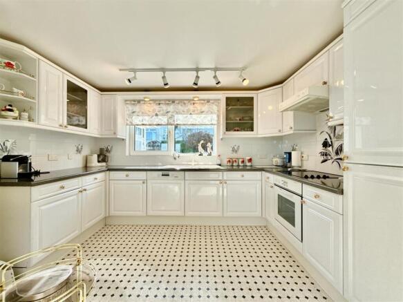Kitchen Breakfast Room.JPG