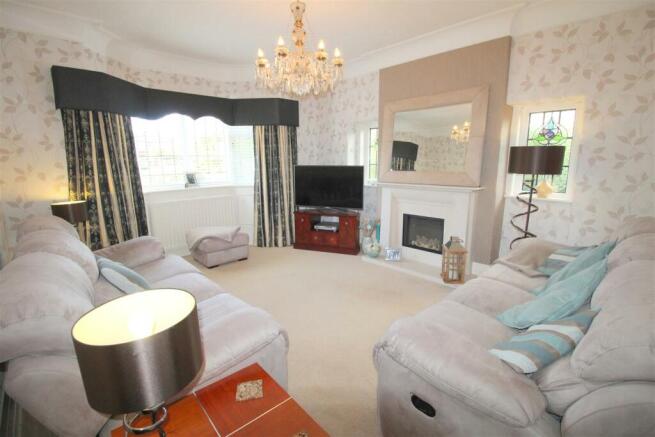 St Annes Road East, 202, lounge.JPG
