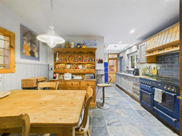 'L' shaped Dining Kitchen