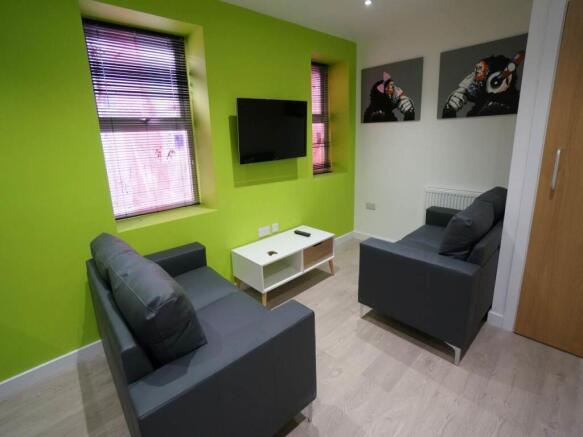 5Holyhead_livingroom1.JPG