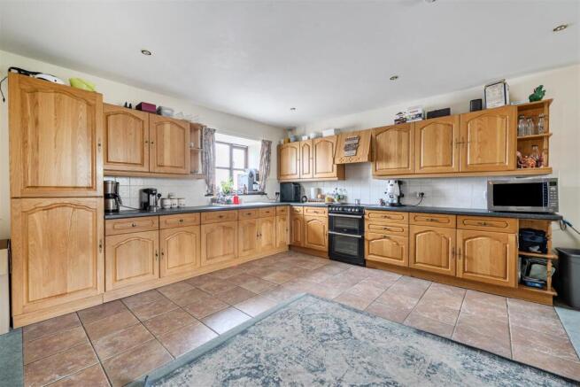 Kitchen with integrated appliances