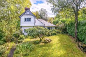 Robinswood, Hawkhurst Road, Cranbrook TN17 3QD