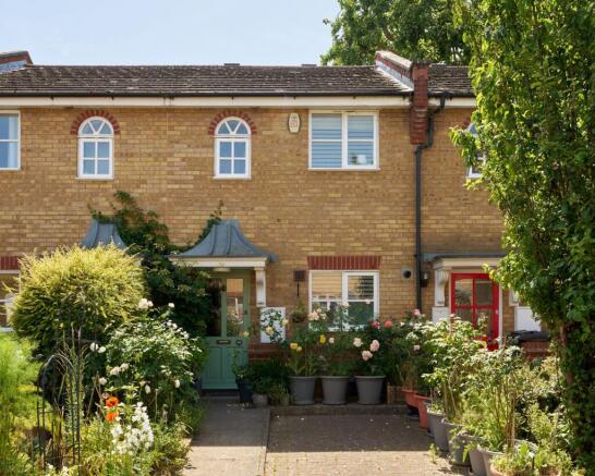 Jackson Close E9